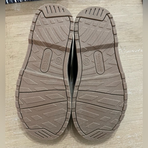 Girls size 10 Old Navy Mary Jane style Shoes in a shiny Black - Picture 3 of 3